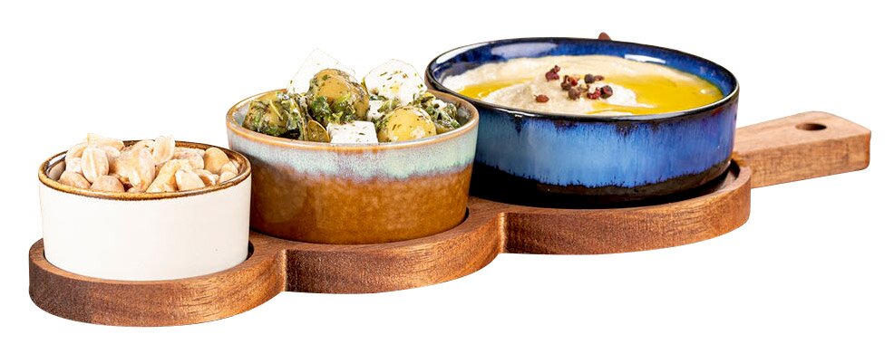 Dreiteiliges Servierset auf Holzbrett mit Griff: drei Keramikschalen (Nüsse, Kartoffelsalat, Dip) in frontaler Seitenansicht vor weißem Hintergrund.