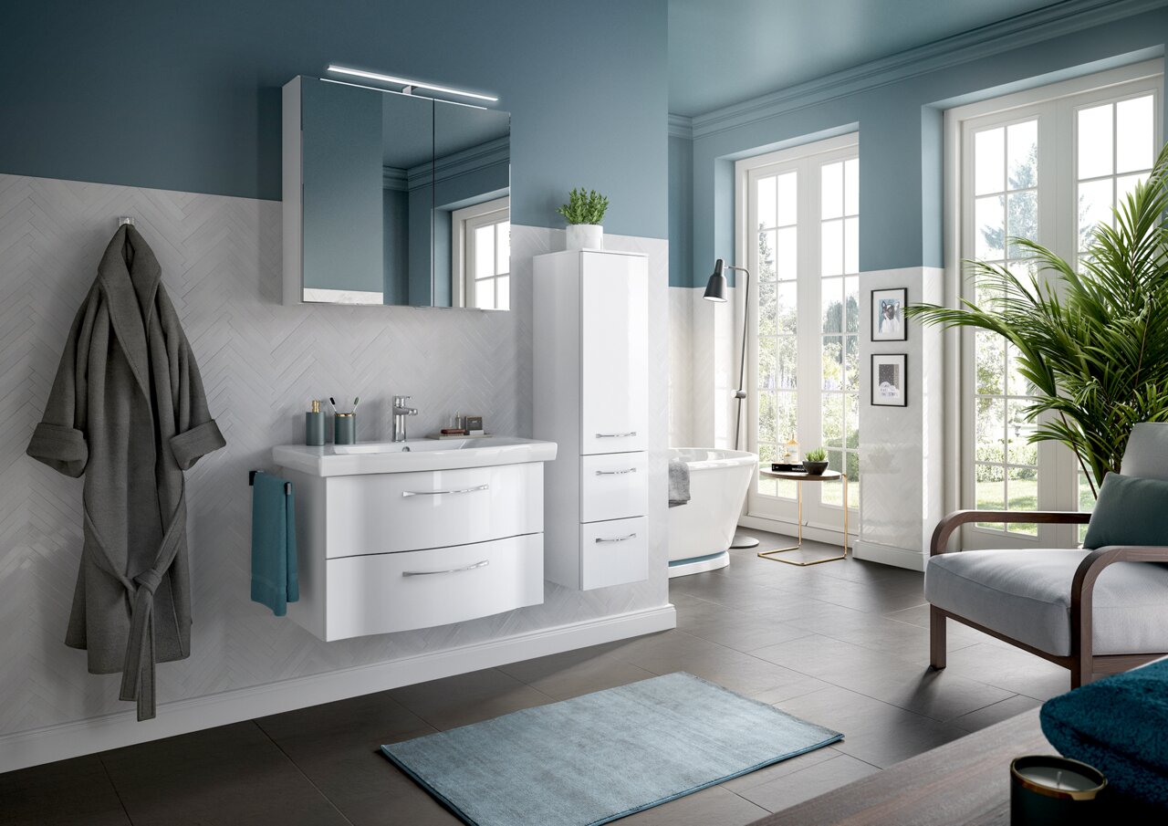 Moderne Badezimmermöbel in einem stilvollen Bad mit blauen Wänden und großen Fenstern, seitliche Perspektive.