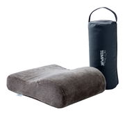 Tempur Reisekissen in seitlicher Perspektive mit passender Tragetasche