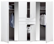 Weißer Drehtürenschrank mit sechs Türen, teilweise geöffnet, zeigt Innenfächer mit Kleidung und Aufbewahrungsboxen, frontale Perspektive.
