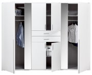 Witte draaideurkast met zes deuren, gedeeltelijk geopend, met daarin kleding en opbergdozen, gezien van voren.