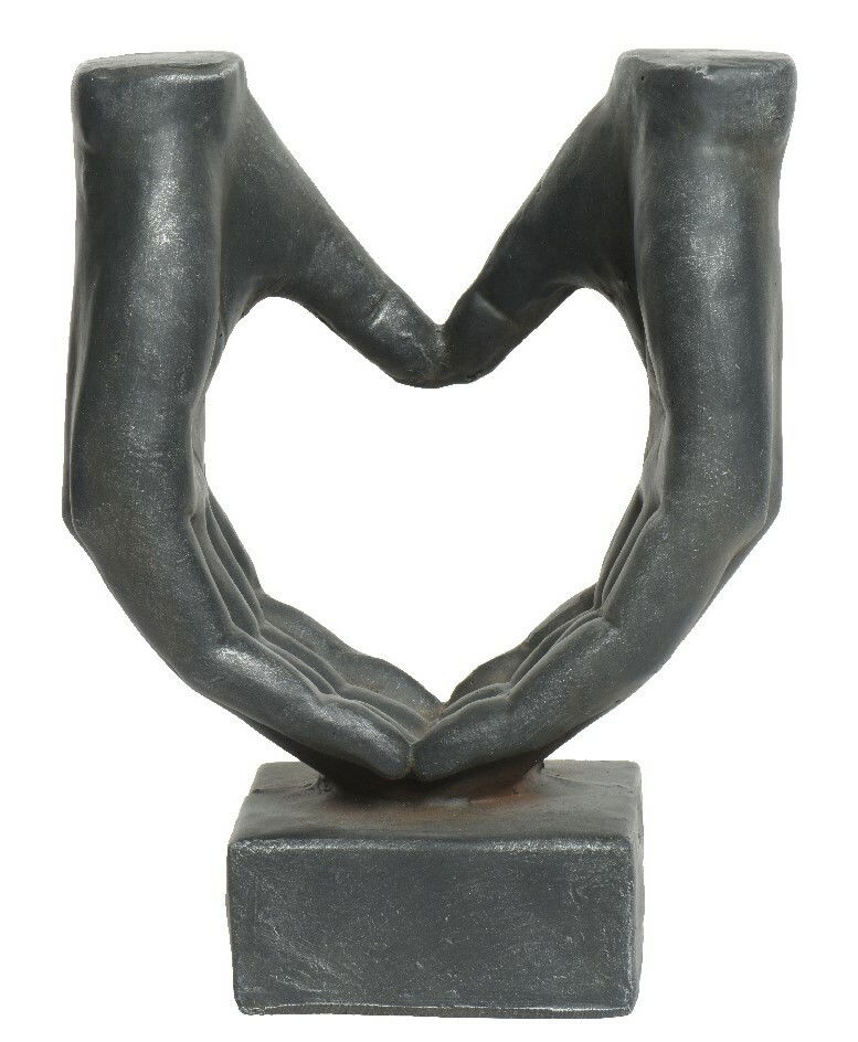 Skulptur von zwei Händen, die ein Herz formen, frontal betrachtet.
