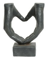 Skulptur von zwei Händen, die ein Herz formen, frontal betrachtet.