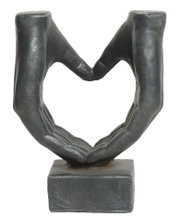 Skulptur von zwei Händen, die ein Herz formen, frontal betrachtet.