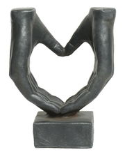 Skulptur von zwei Händen, die ein Herz formen, frontal betrachtet.