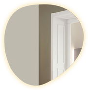 Organisch geformter Wandspiegel mit sanfter Hintergrundbeleuchtung, seitliche Perspektive.