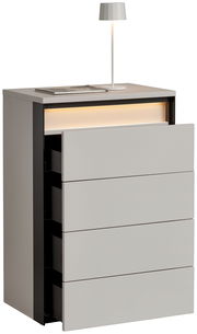 Hochkommode mit vier Schubladen, teilweise geöffnet, mit integrierter Beleuchtung und einer Tischlampe auf der Oberseite, seitliche Perspektive