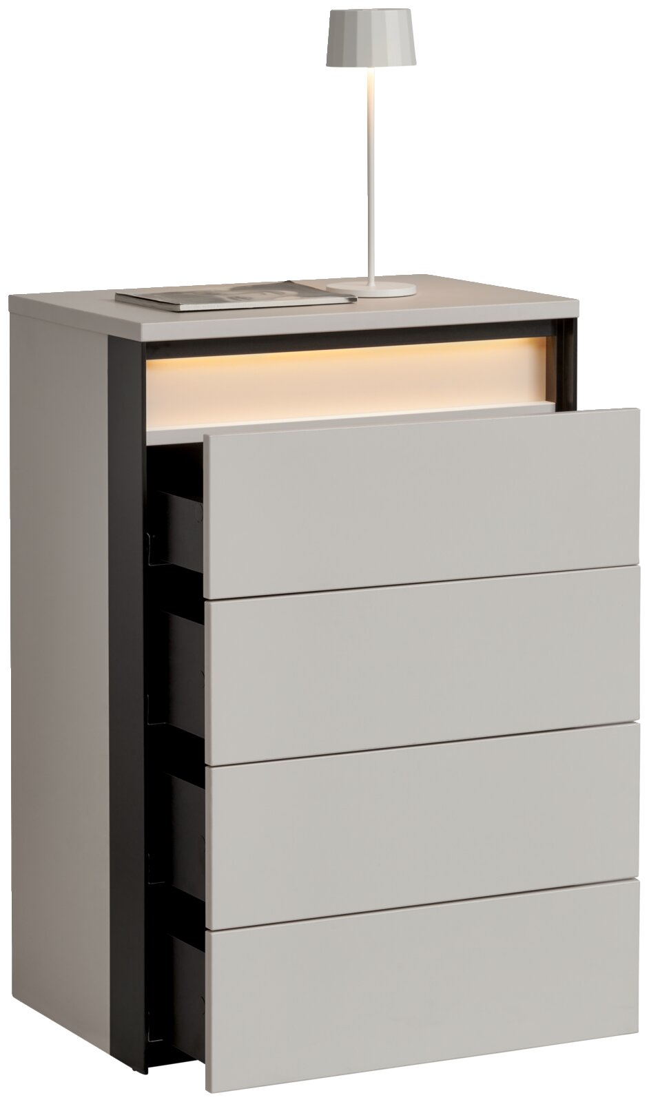 Hoge ladekast met vier lades, gedeeltelijk geopend, met ingebouwde verlichting en een tafellamp op het blad, zijaanzicht