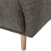 Nahaufnahme einer grauen Sofaecke mit Holzbein, Perspektive von unten.