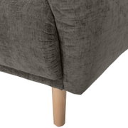 Nahaufnahme einer grauen Sofaecke mit Holzbein, Perspektive von unten.