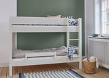 Etagenbett mit weißem Rahmen und Absturzsicherung, seitliche Leiter, Ansicht von vorne, Kinderzimmer mit grünem Hintergrund.