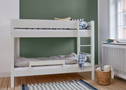 Etagenbett mit weißem Rahmen und Absturzsicherung, seitliche Leiter, Ansicht von vorne, Kinderzimmer mit grünem Hintergrund.