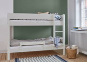 Etagenbett mit weißem Rahmen und Absturzsicherung, seitliche Leiter, Ansicht von vorne, Kinderzimmer mit grünem Hintergrund.
