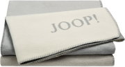 Gefaltete JOOP! Wohndecke/Decke in Creme und Grau mit Zierstich-Kante, perspektivisch schräg von vorne oben aufgenommen.