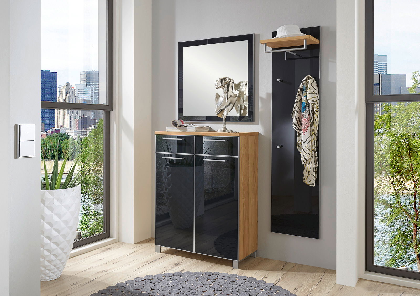 VOSS Garderoben-Set 3-tlg. SANTINA Modernes Garderoben-Set in einem hellen Raum mit Blick auf die Stadt, bestehend aus einem Spiegel, einem Schrank mit Hochglanzfronten und einer Wandgarderobe mit Haken und Ablage.