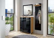 Modernes Garderoben-Set in einem hellen Raum mit Blick auf die Stadt, bestehend aus einem Spiegel, einem Schrank mit Hochglanzfronten und einer Wandgarderobe mit Haken und Ablage.