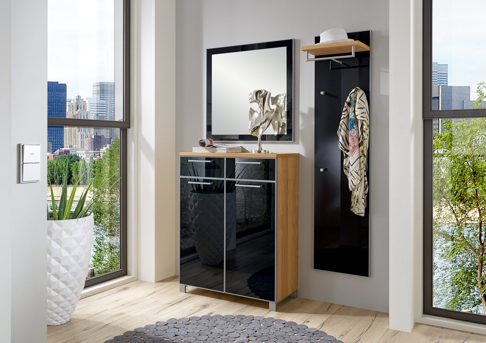 VOSS Garderoben-Set 3-tlg. SANTINA Modernes Garderoben-Set in einem hellen Raum mit Blick auf die Stadt, bestehend aus einem Spiegel, einem Schrank mit Hochglanzfronten und einer Wandgarderobe mit Haken und Ablage.