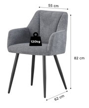 Gepolsterter Esszimmerstuhl mit Armlehnen in Grau, schwarzes Vierfußgestell, Maße ca. 55 cm Breite, 62 cm Tiefe, 82 cm Höhe und Belastbarkeit bis 120 kg, Ansicht schräg von vorne.