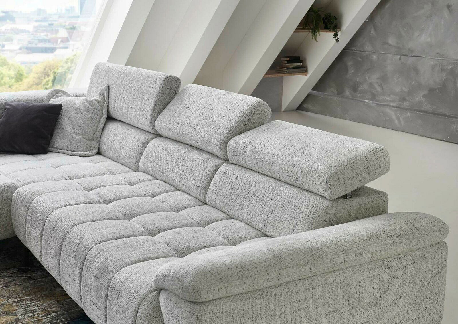 Graue Eckgarnitur mit verstellbaren Kopfstützen, seitliche Perspektive