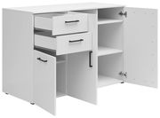 Weiße Kommode mit zwei offenen Schubladen und zwei offenen Türen, seitliche Perspektive