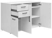 Weiße Kommode mit zwei offenen Schubladen und zwei offenen Türen, seitliche Perspektive