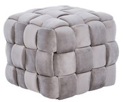 Grauer, gepolsterter Hocker in Würfelform mit weicher, gesteppter Oberfläche, seitliche Perspektive