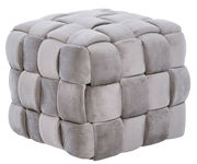 Grauer, gepolsterter Hocker in Würfelform mit weicher, gesteppter Oberfläche, seitliche Perspektive