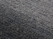 Nahaufnahme eines grauen Wollteppichs mit texturierter Oberfläche