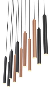 Mehrere zylindrische Pendelleuchten in Schwarz und Kupfer, von unten betrachtet.