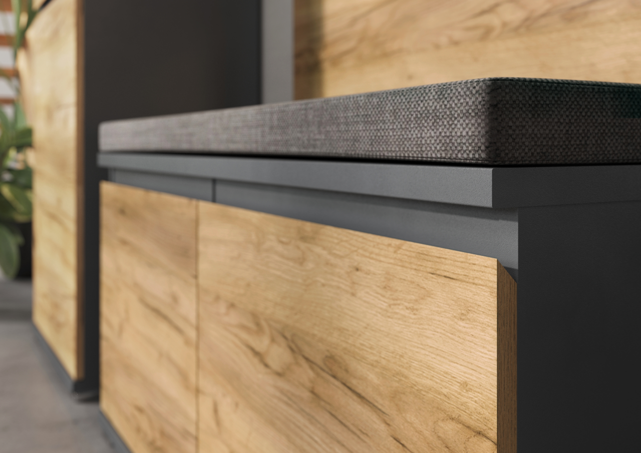 Nahaufnahme einer modernen Schuhbank mit Holzverkleidung und gepolstertem Sitzkissen, seitliche Perspektive.