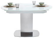 Moderner Esstisch mit Glasplatte und Metallfuß, seitliche Perspektive