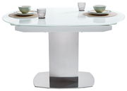 Moderner Esstisch mit Glasplatte und Metallfuß, seitliche Perspektive