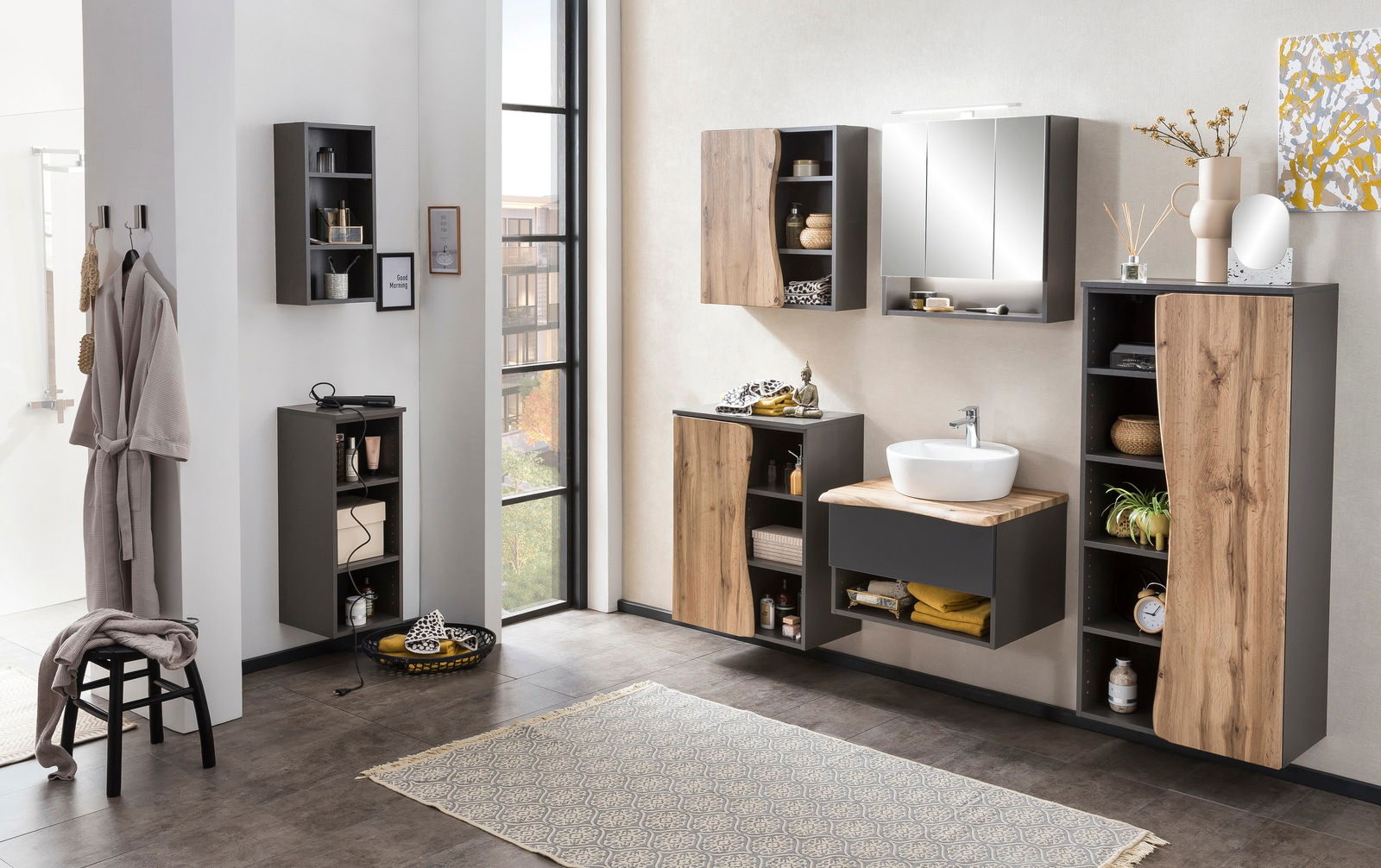 Modernes Waschtisch-Set in einem stilvollen Badezimmer, mit Holz- und Grautönen, aus der Perspektive von vorne betrachtet.