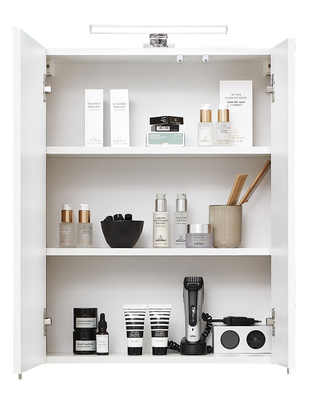 Spiegelschrank mit geöffneter Tür, gefüllt mit Pflegeprodukten und einem Rasierapparat, frontal betrachtet.