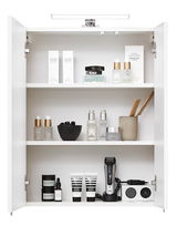 Spiegelschrank mit geöffneter Tür, gefüllt mit Pflegeprodukten und einem Rasierapparat, frontal betrachtet.