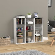 Weißes, modernes Regal mit neun Fächern und Glasböden, dekoriert mit Büchern, Pflanzen und Dekoartikeln, in einem Wohnzimmer – Frontansicht leicht schräg von links.