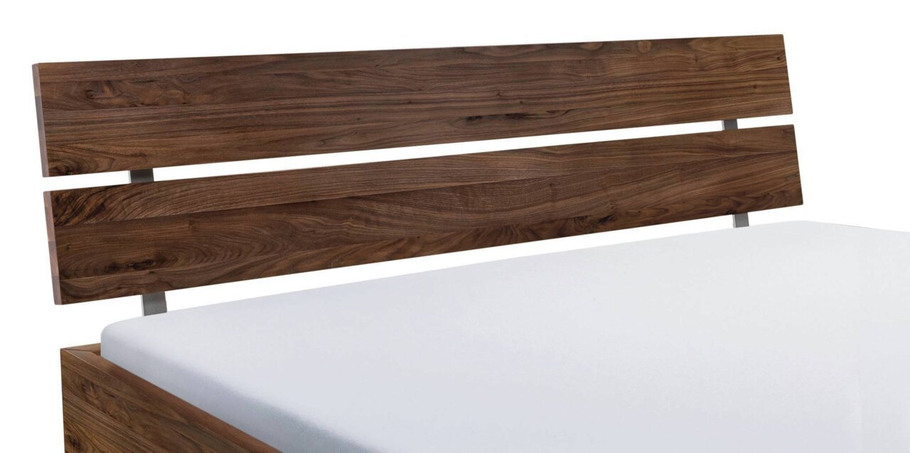 Kopfteil aus Holz und Metall in Nahaufnahme, seitliche Perspektive