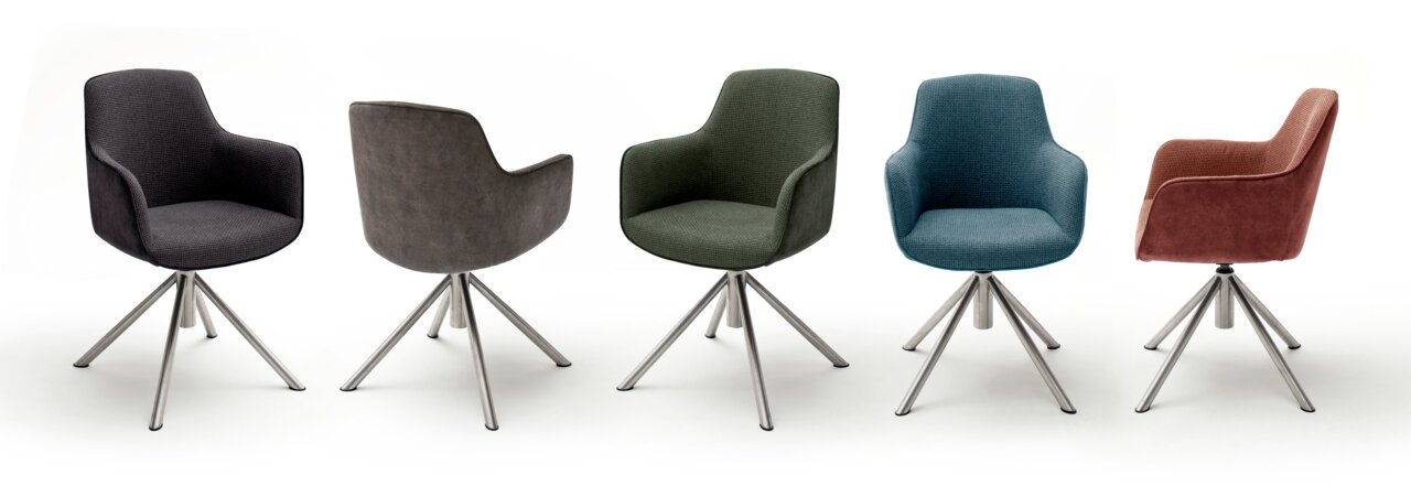 Fünf moderne Sessel der Serie RIALTO in verschiedenen Farben, mit drehbaren Metallbeinen, aus verschiedenen Perspektiven fotografiert.