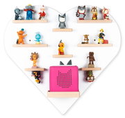 Frontale Ansicht eines herzförmigen weißen Wandregals mit mehreren kleinen Holzablagen, dekoriert mit bunten Spielfiguren und einem pinken Lautsprecher/Box mit Katzenmotiv in der Mitte unten.