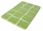 Grüner Badteppich mit weißem Karomuster, perspektivisch von schräg oben fotografiert.