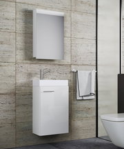 Modernes weißes, wandhängendes Badmöbel-Set mit Waschbeckenunterschrank und Spiegelschrank über einem Waschtisch, seitliche Perspektive (leicht von links) im gefliesten Badezimmer.