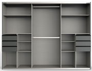 Innenansicht eines dreitürigen Schwebetürenschranks mit mehreren Regalböden, Schubladen und einer Kleiderstange, frontal betrachtet.