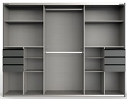 Innenansicht eines dreitürigen Schwebetürenschranks mit mehreren Regalböden, Schubladen und einer Kleiderstange, frontal betrachtet.