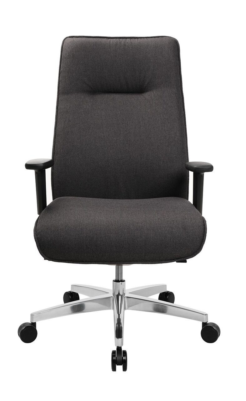 Frontansicht eines XL-Drehstuhls mit schwarzem Stoffbezug und verstellbaren Armlehnen auf einem verchromten Fußkreuz mit Rollen.