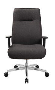 Frontansicht eines XL-Drehstuhls mit schwarzem Stoffbezug und verstellbaren Armlehnen auf einem verchromten Fußkreuz mit Rollen.