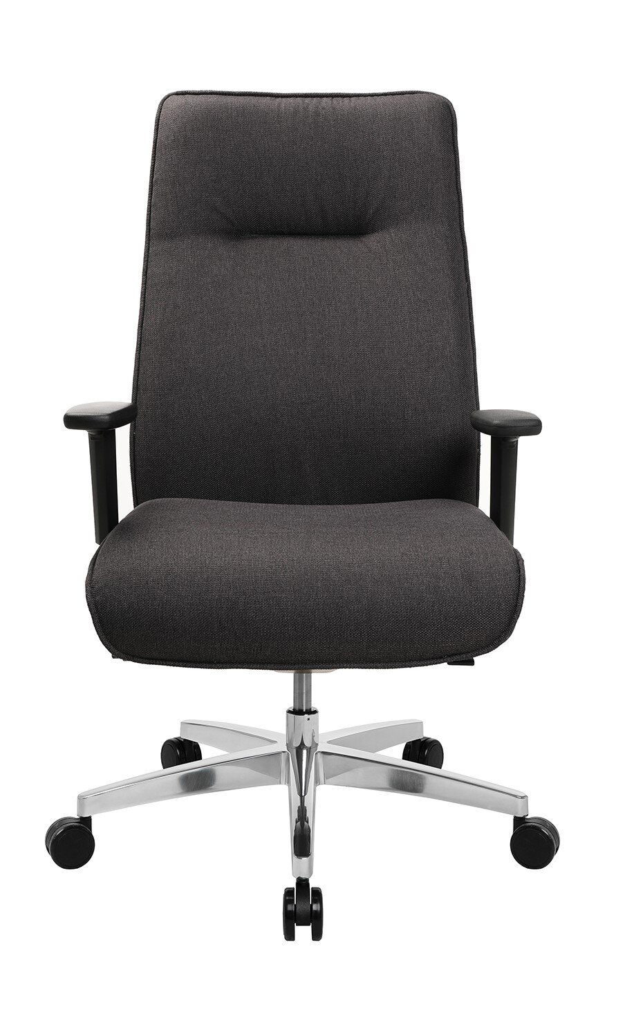 Frontansicht eines XL-Drehstuhls mit schwarzem Stoffbezug und verstellbaren Armlehnen auf einem verchromten Fußkreuz mit Rollen.