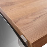 Nahaufnahme einer Ecke eines Eck-Schreibtisches mit Holzoberfläche und Metallverbindung, aus der Perspektive von oben.