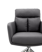 Grauer Armlehnstuhl mit gepolstertem Sitz und Rückenlehne, Vorderansicht