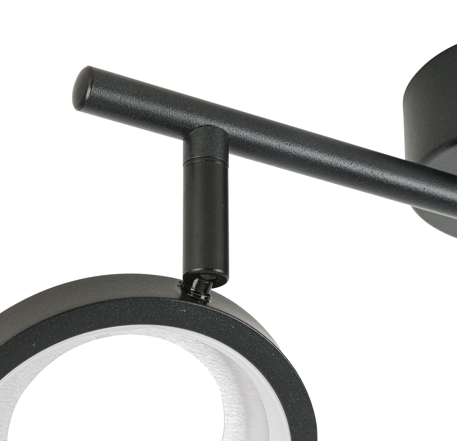 Nahaufnahme eines schwarzen LED-Strahlers mit zylindrischem Gelenk, seitliche Perspektive
