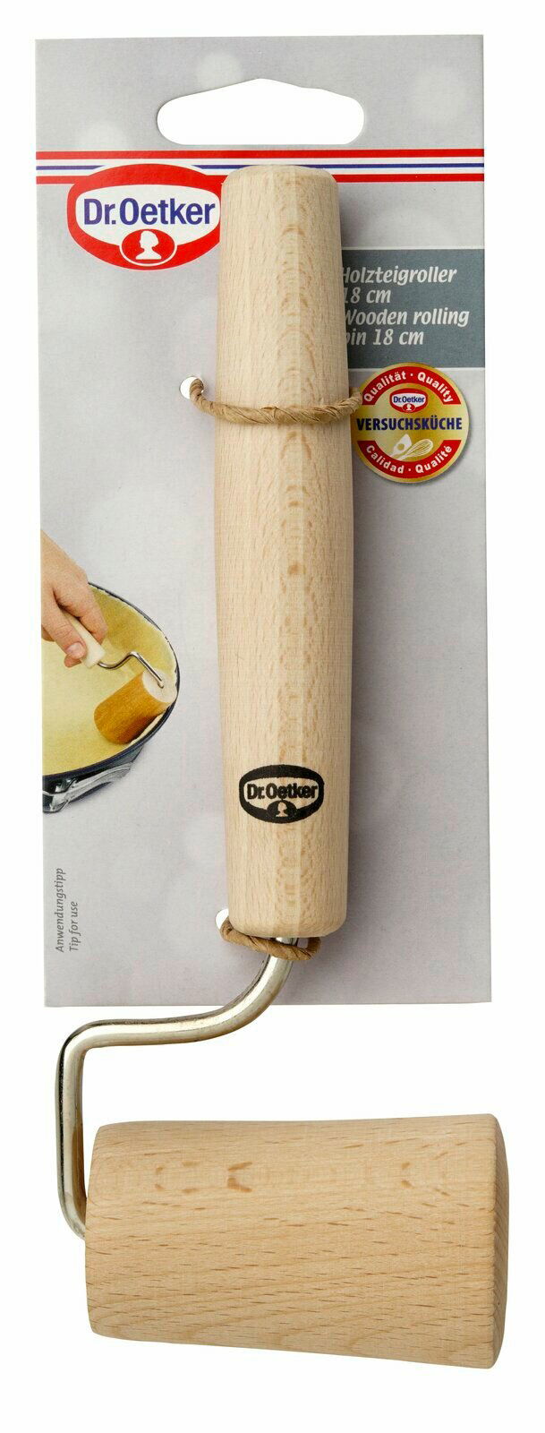 Kleiner Holzteigroller von Dr. Oetker, frontal abgebildet auf einer Verpackungskarte.